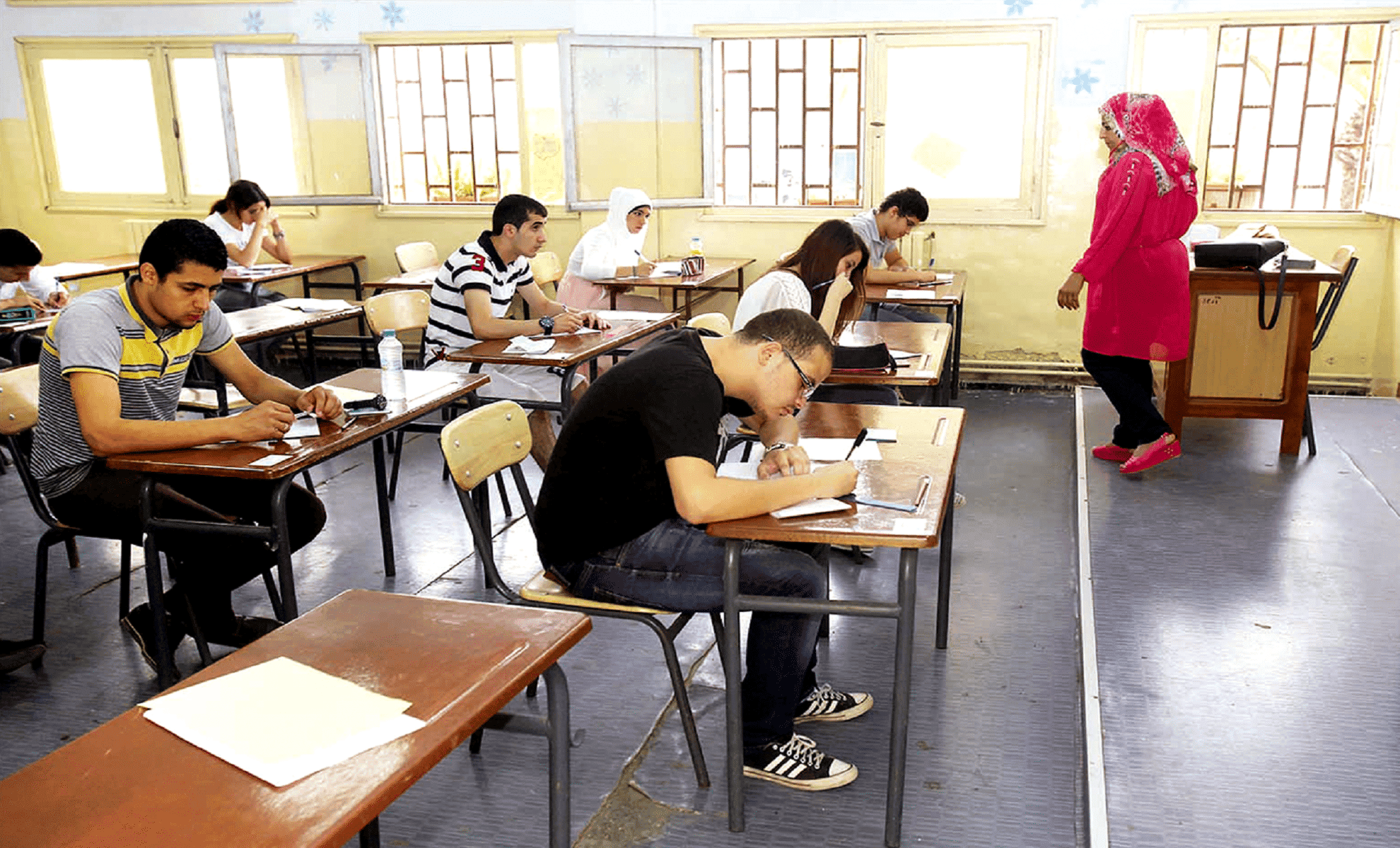 Étudiants en examen du BAC dans une salle d'examen en Algérie.