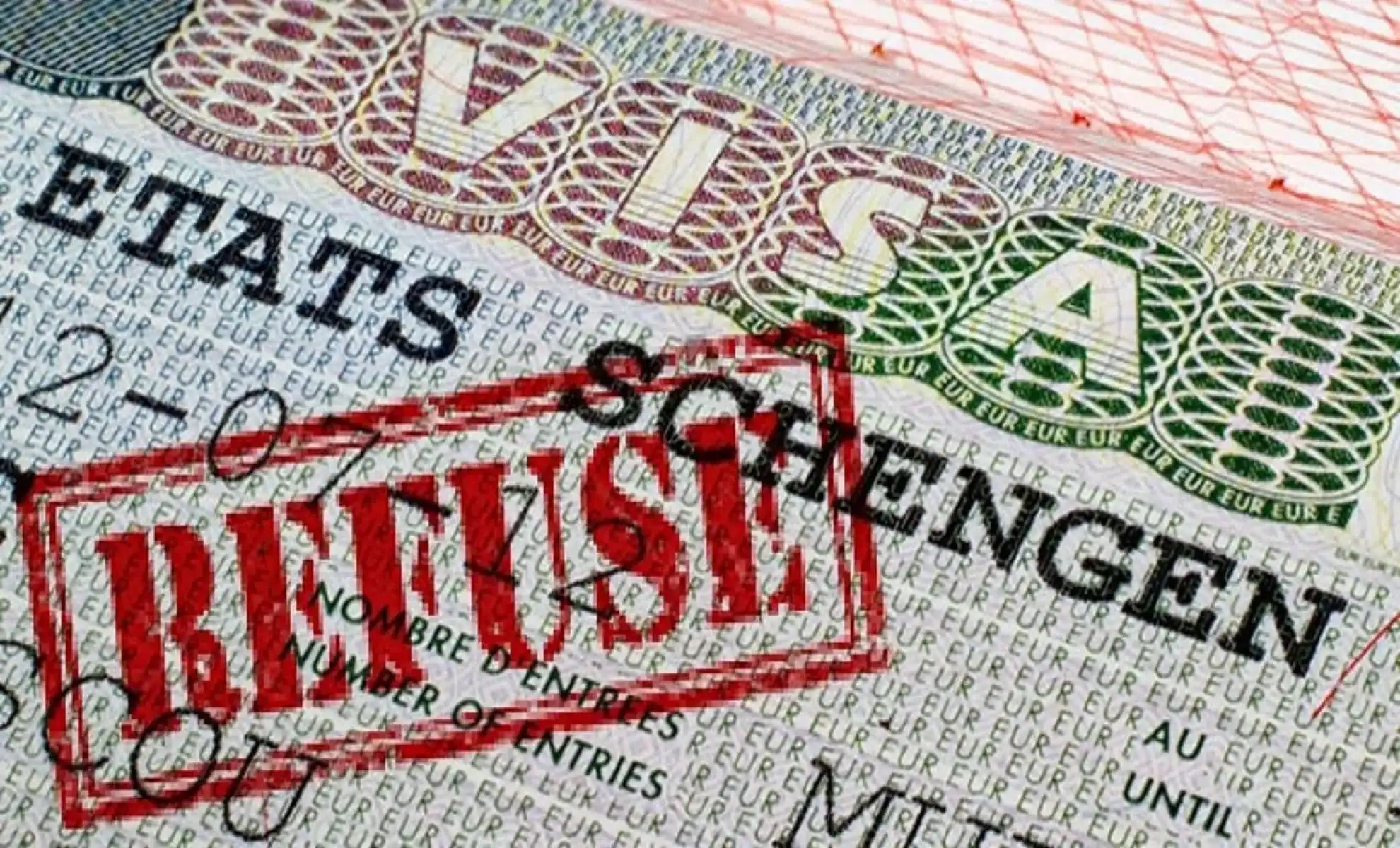 Visa Schengen avec mention refusée sur un passeport.