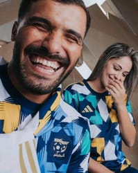 Deux joueuses algériennes souriantes en maillot Zellige lors d'un événement sportif.