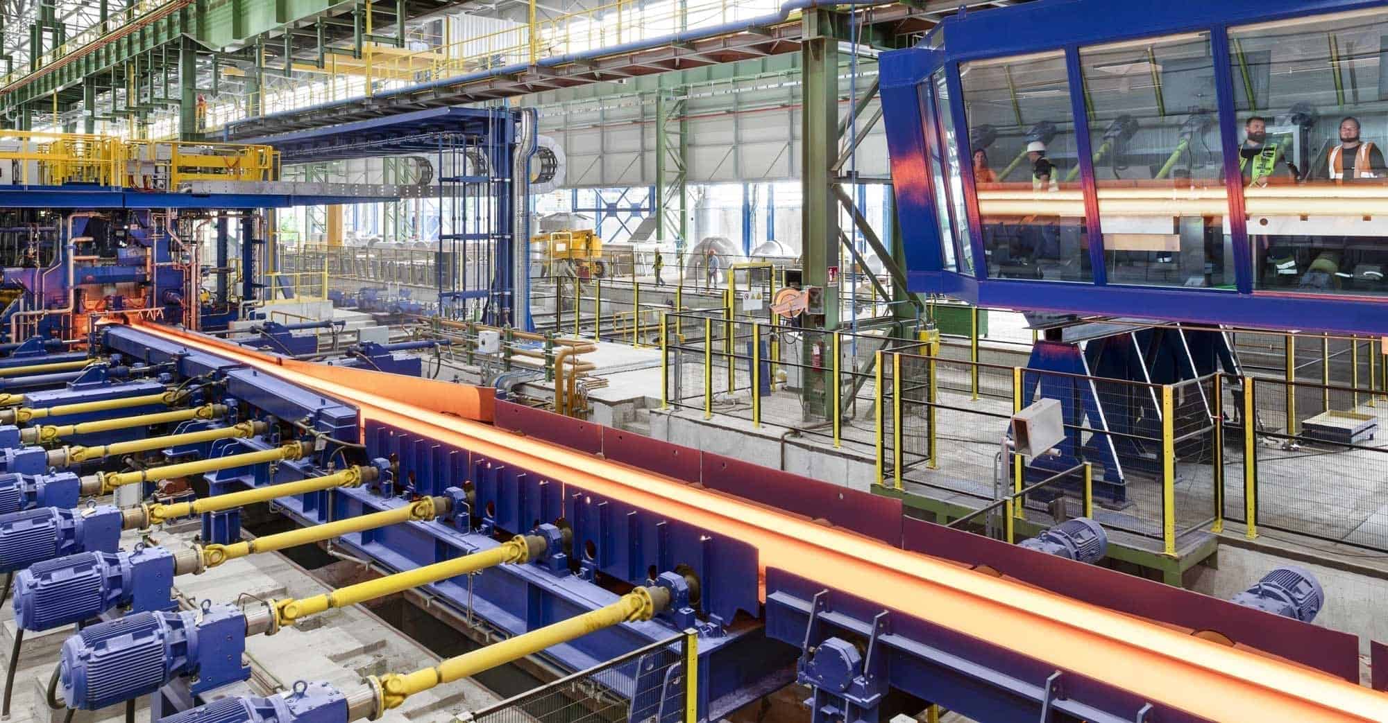 Usine moderne de fabrication d'acier en Algérie avec équipements industriels.