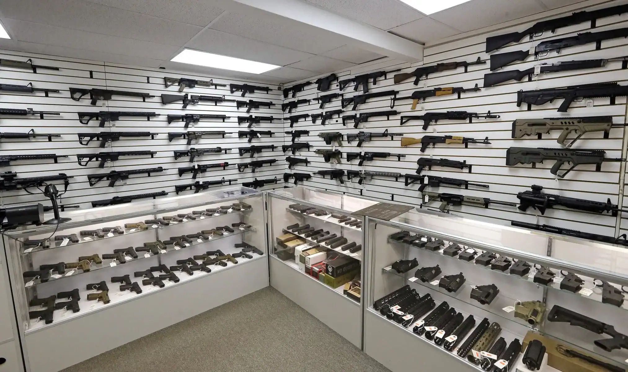 Vitrine d'armes à feu avec diverses pistolets et fusils en Algérie.