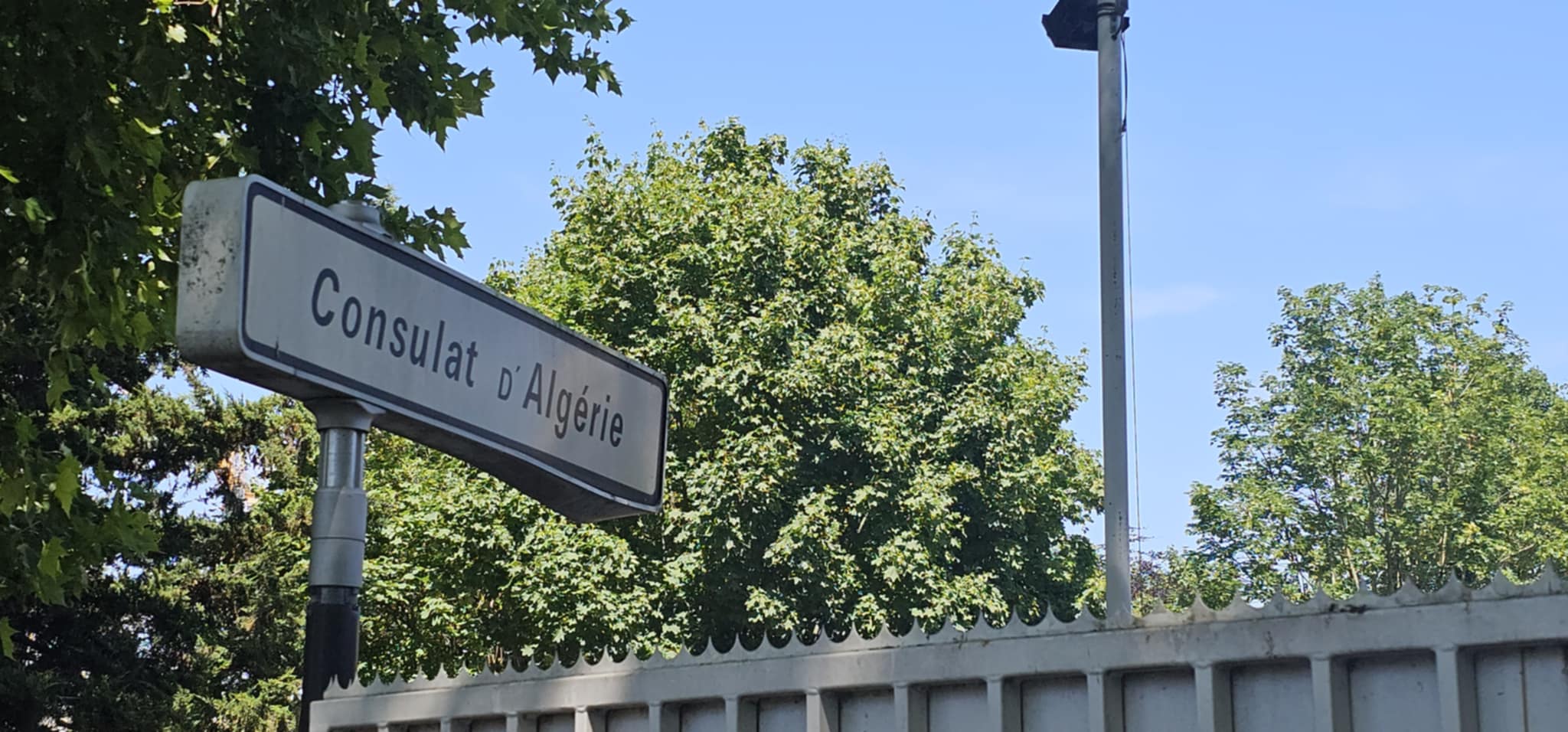 Consulat d’Algérie à Bobigny : “C’est l’enfer sur terre !” Usagers à bout, témoignages-chocs à l’appui