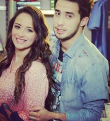 Jeune femme et homme souriant, pose amicale en intérieur.