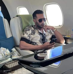 Mohamed Ramadan dans un jet privé avec des dollars et un téléphone.