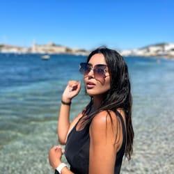 Femme portant des lunettes de soleil à la plage en Tunisie.