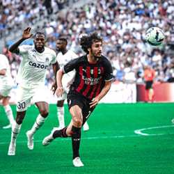 Joueur en action lors d'un match de football professionnel.
