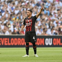Bennacer en action sur le terrain avec le maillot de Milan AC.