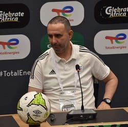 Arezki Remmane en conférence de presse sur le football algérien.