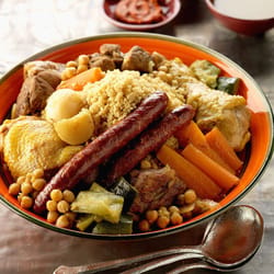 Plat de couscous marocain avec légumes et viande.