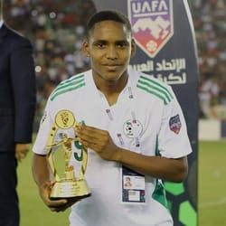 Meslem Anatouf avec trophée lors d'un match de football en Algérie.