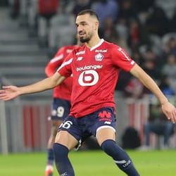 Footballeur Nabil Bentaleb lors d'un match, portant le maillot de Lille.