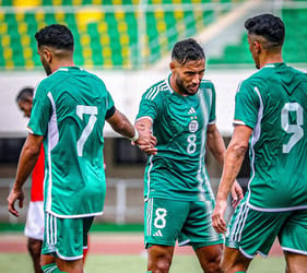 Joueurs d'Algérie en entraînement, échange de gestes.