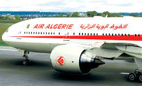 Avion Air Algérie sur la piste avec logo visible.