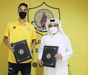Badr Benoun lors de la signature avec Qatar SC en tenue traditionnelle et sportive.