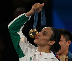 Imane Khelif avec sa médaille d'or aux JO de Paris 2024.