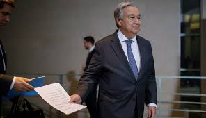 Homme en costume lors d'une rencontre diplomatique.