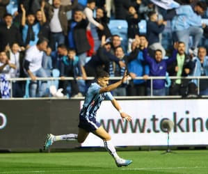 Youcef Atal célèbre un but lors d'un match de football.
