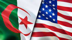 Drapeaux de l'Algérie et des États-Unis côte à côte.