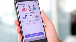Personne vérifiant un pass sanitaire sur un téléphone mobile.