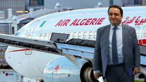 Homme d'affaires devant un avion Air Algérie à l'aéroport.