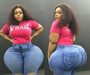 Femme portant un t-shirt rose et un jean ajusté, vue de face et de profil.