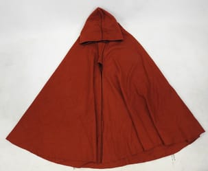 Cape rouge avec capuche, vêtement élégant et chaud pour femmes.