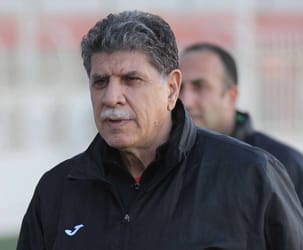 Ighil Meziane, entraîneur de l'AAIF, lors d'une séance d'entraînement.