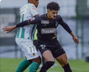 Deux joueurs de football en action lors d'un match.