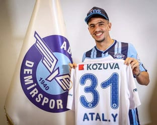 Youcef Atal tenant son maillot avec le numéro 31 et le nom Atal.Y.