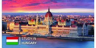 Vue du Parlement hongrois au coucher du soleil, Budapest.