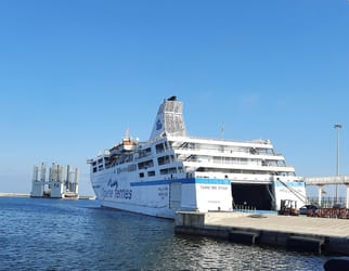 Ferry Tariq Ibn Ziyad amarré au port d'Alger, prêt pour la traversée.