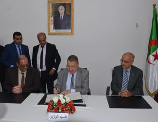 Signature d'un accord lors d'une réunion au CRAAG en Algérie.