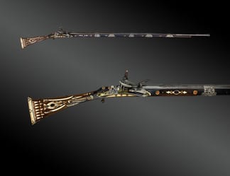 Fusil historique du XIXe siècle avec décorations élaborées.