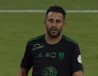 Mahrez sur le terrain lors du match Al-Ahli-Abha.