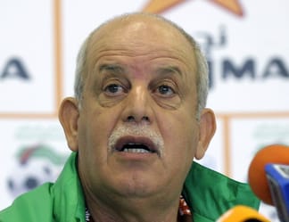 Rabah Saadane, ancien sélectionneur, parle lors d'une conférence de presse.