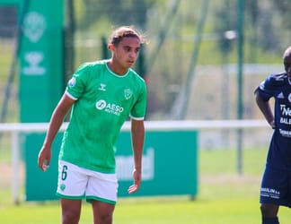 Jeune joueuse de football en entraînement avec l'équipe d'Algérie.