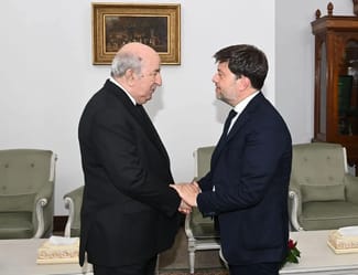 Abdelmadjid Tebboune rencontre un homme en costume dans un cadre officiel.