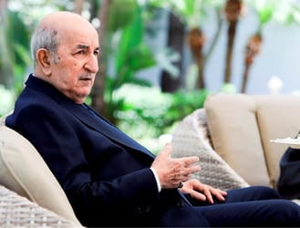 Homme politique âgé en discussion lors d'une rencontre officielle.