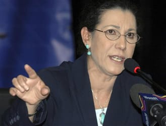 Louisa Hanoune critique lors d'une conférence publique.