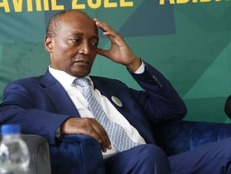 Patrice Motsepe en costume lors d'une conférence au Maroc.