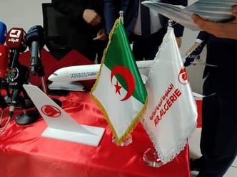 Miniature d'avion Airbus A350 avec drapeaux d'Algérie et Air Algérie.