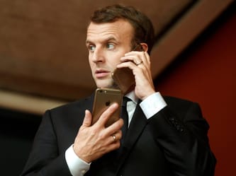 Homme d'affaires en costume parlant au téléphone portable.