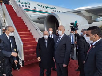 Groupe de dignitaires et officiels en visite à bord d'un avion.