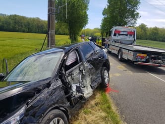 Voiture endommagée après un accident sur la route.