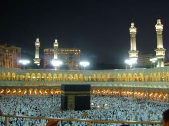 Pèlerins musulmans en prière autour de la Kaaba à La Mecque.