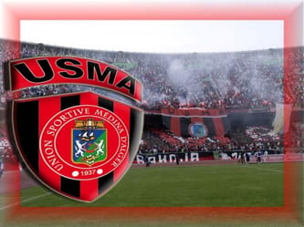 Fans de l'USM Alger avec drapeau et logo du club au stade.