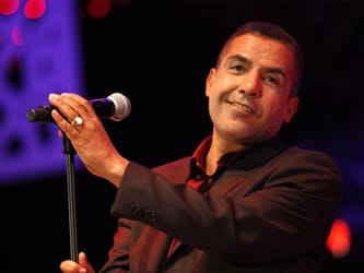 Cheb Mami chante lors de la cérémonie de clôture JM Oran 2022.