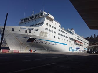 Ferry Tassili II d'Algérie Ferries au port, vue de face.