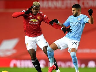 Mahrez et De Bruyne lors d'un match de football intense.
