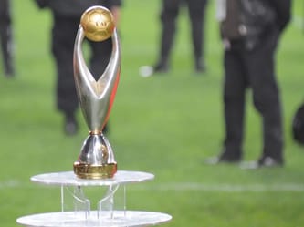 Trophée de la Ligue des champions d'Afrique sur le terrain.